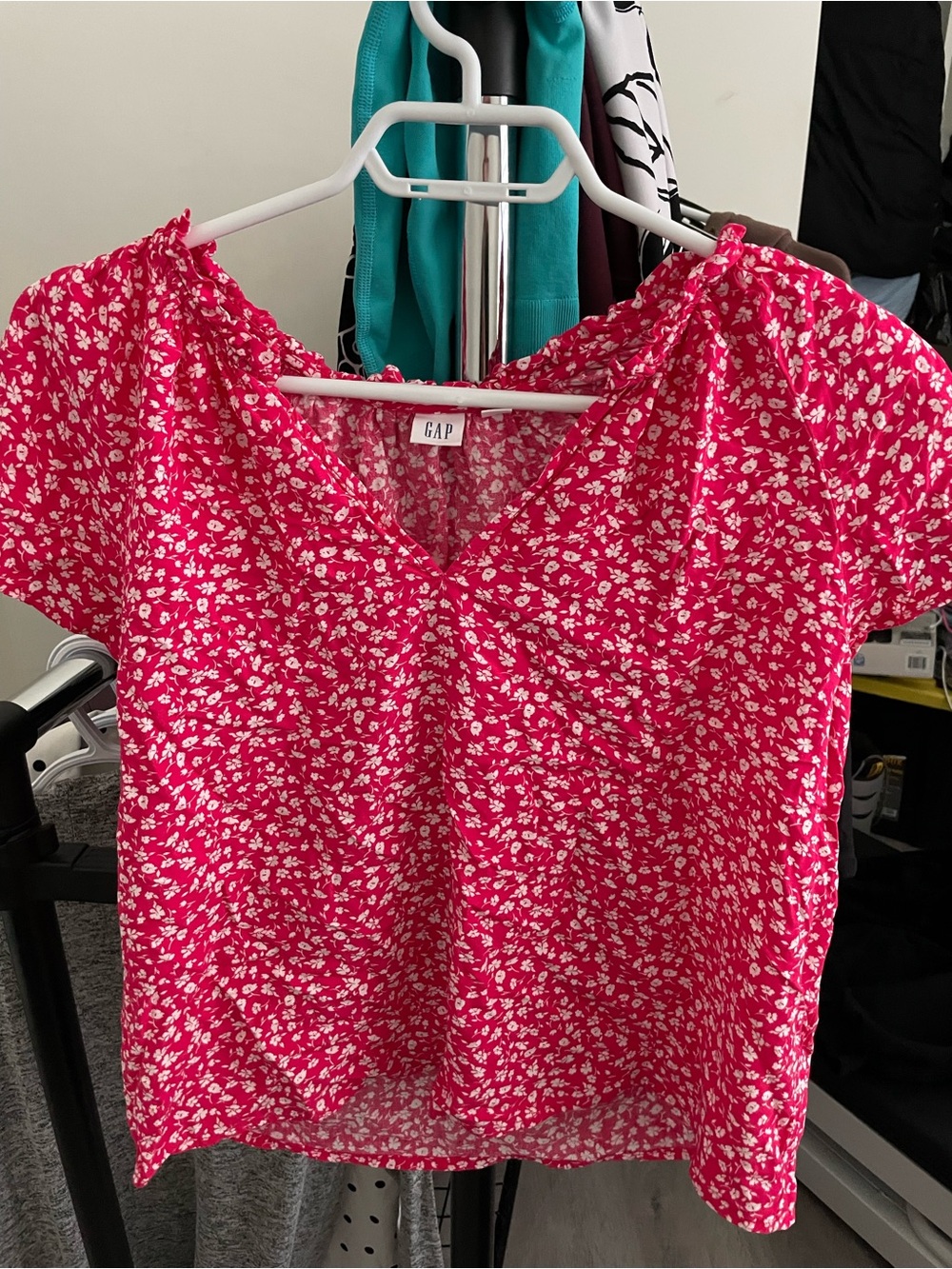 GAP Pink and White Floral Short Sleeve Blouse
